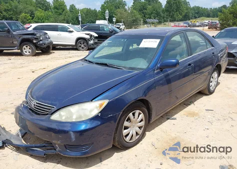 2005 Toyota Camry Le z USA, uszkodzony, nr VIN 4T1BE32K05U084004